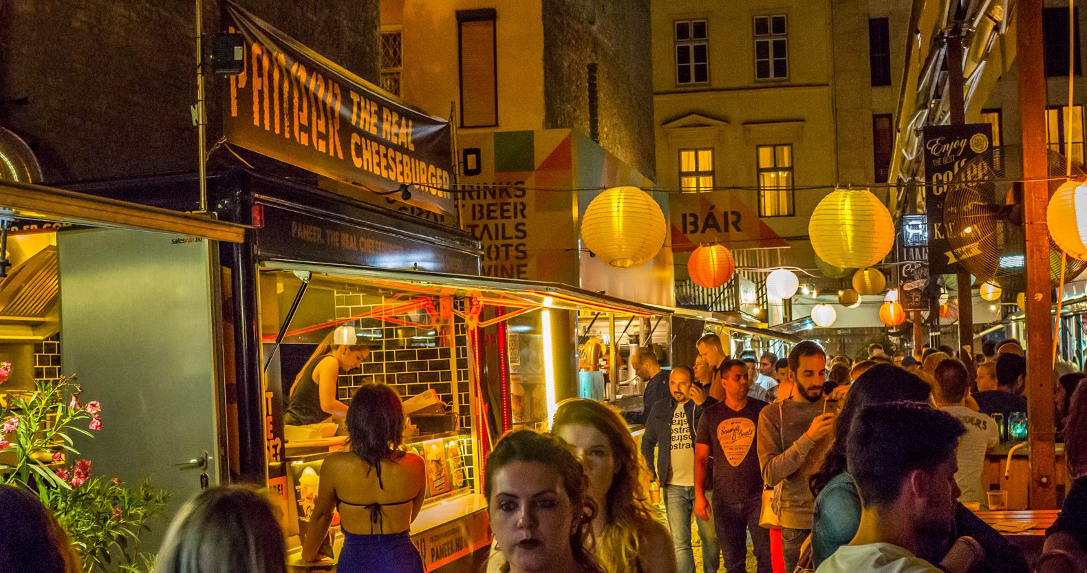 Ruin pubs in Budapest: Karavan Street Food & Beer Garden