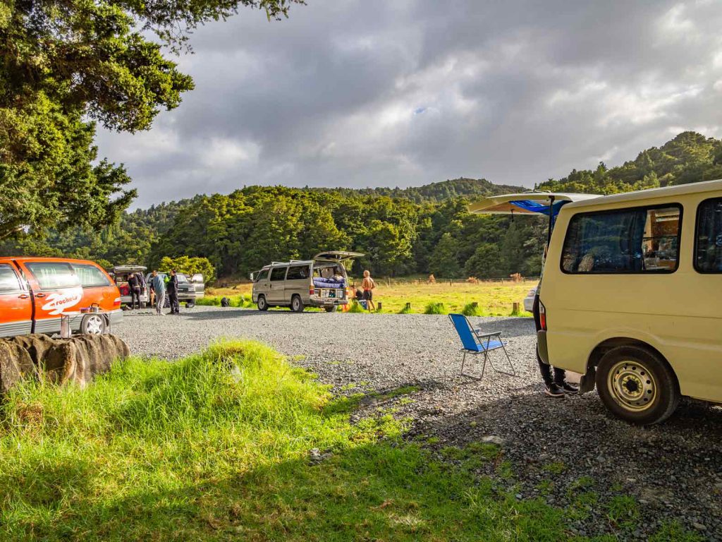 Freedom camping at Waipu Caves on Northland in New Zealand