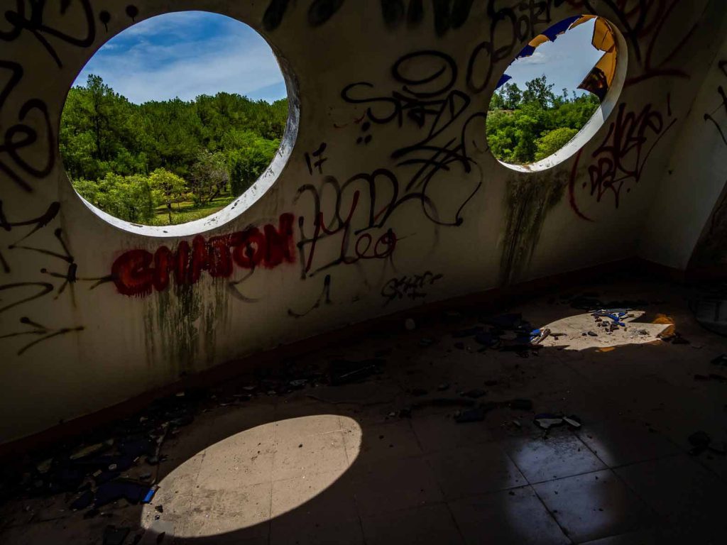 Urbexing at the abandoned water park of Hue