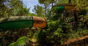 Urbexing in the abandoned water park of Hue