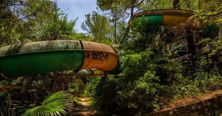 Urbexing in the abandoned water park of Hue