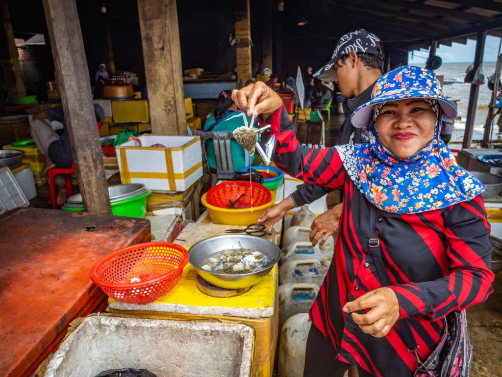 Lady selling crab at the Kep crab market