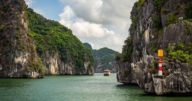 Lan Ha Bay: how to visit the less touristy alternative to Ha Long Bay from Cat Ba island