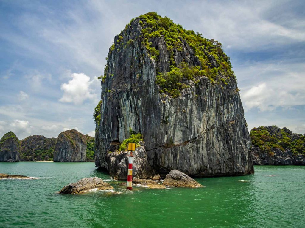 Lan Ha Bay islet - Cruise from Cat Ba Island