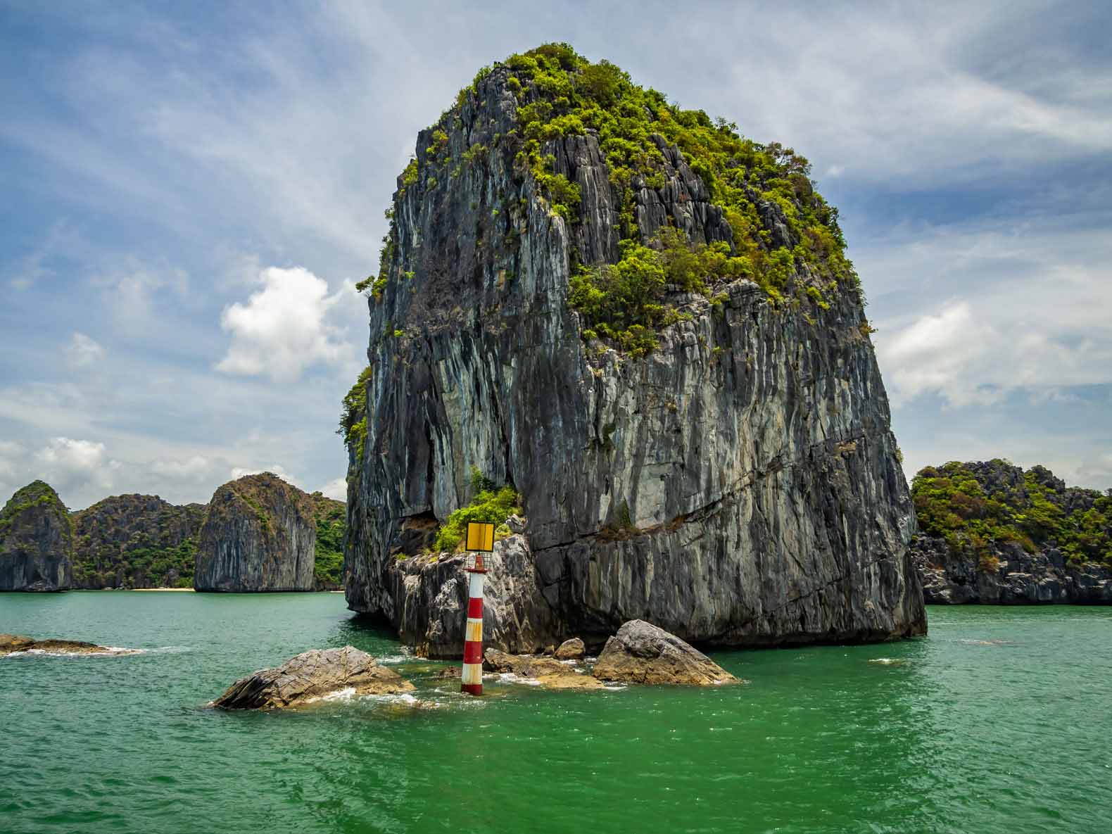 Lan Ha Bay how to visit from Cat Ba Island Bus stops & Flipflops