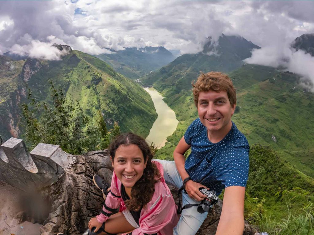 Enjoying the scenery from Ma Pi Leng Viewpoint